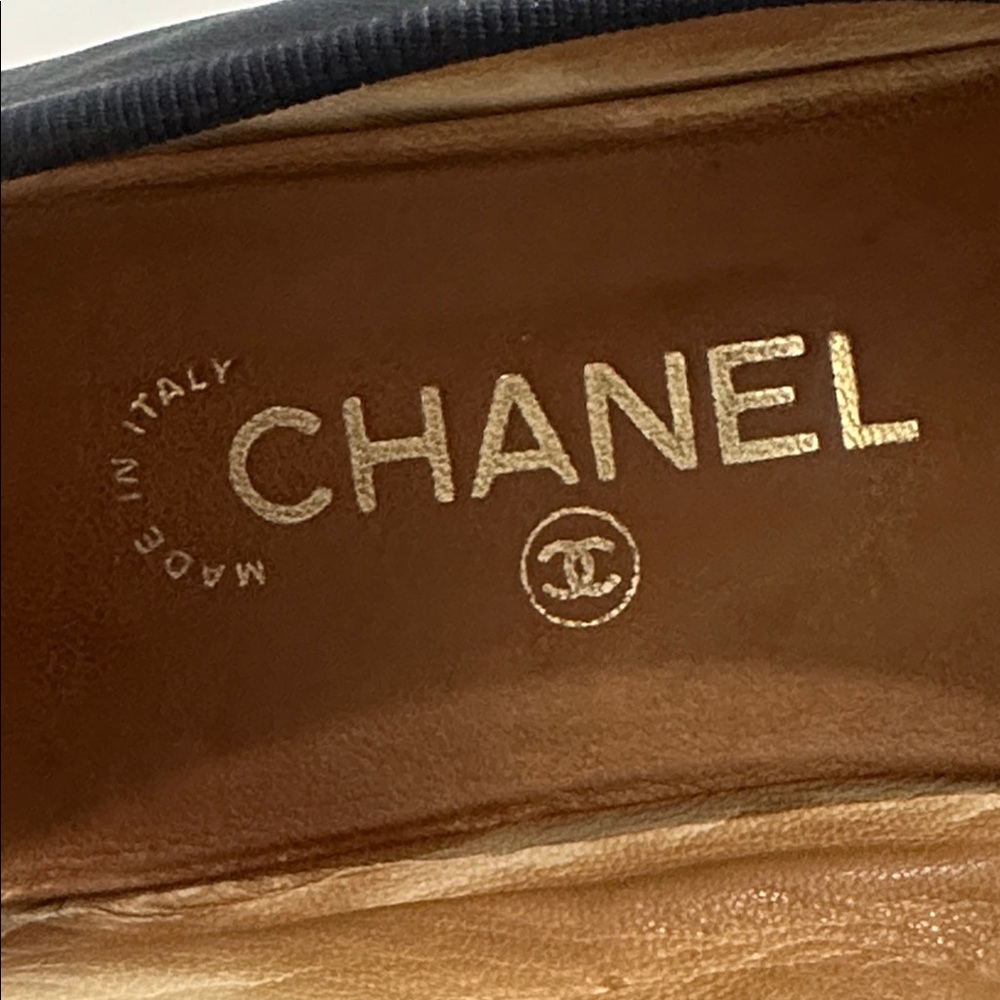 CHANEL Black Leather Ballerina
Flat with Patent Tow and Bow - Picture 11 of 16